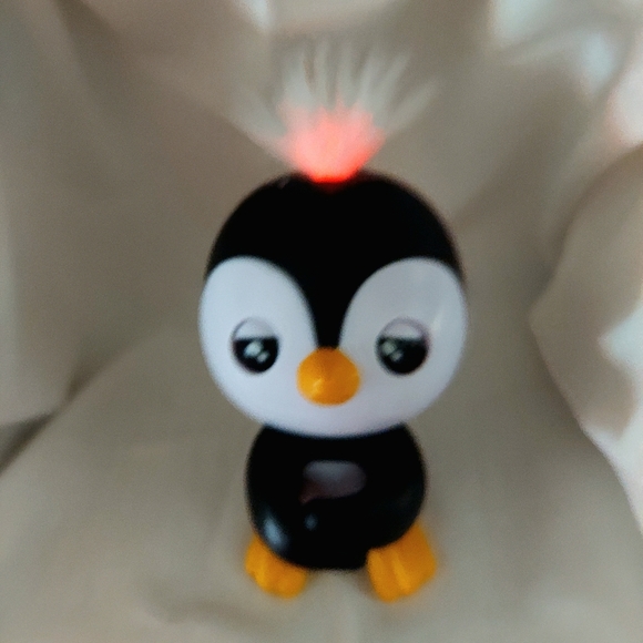 WowWee Fingerlings Baby Penguin Tux Talking and Light Up Finger Puppet - Picture 7 of 7